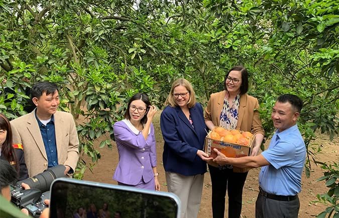 Hai Thứ trưởng Nông nghiệp Mỹ trao tặng trái bưởi từ Texas cho ông Nguyễn Trọng Nhân, chủ vườn bưởi ở Quế Dương