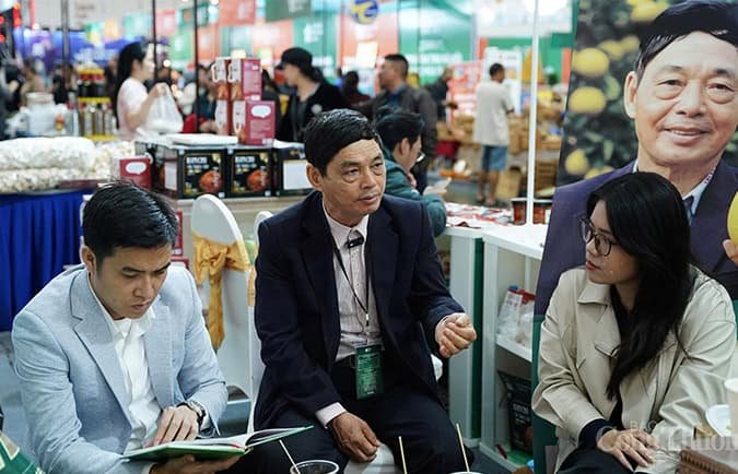 Ông Nguyễn Như Hảo trao đổi và chia sẻ câu chuyện ứng dụng trí tuệ nhân tạo (AI) vào sản xuất nông nghiệp tại địa phương.