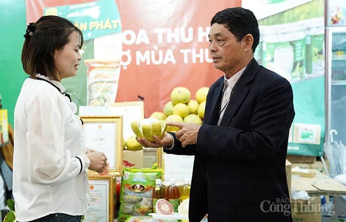 Ông Nguyễn Như Hảo giới thiệu sản phẩm nông sản địa phương cho khánh tham quan tại Hội chợ Mùa Thu 2025